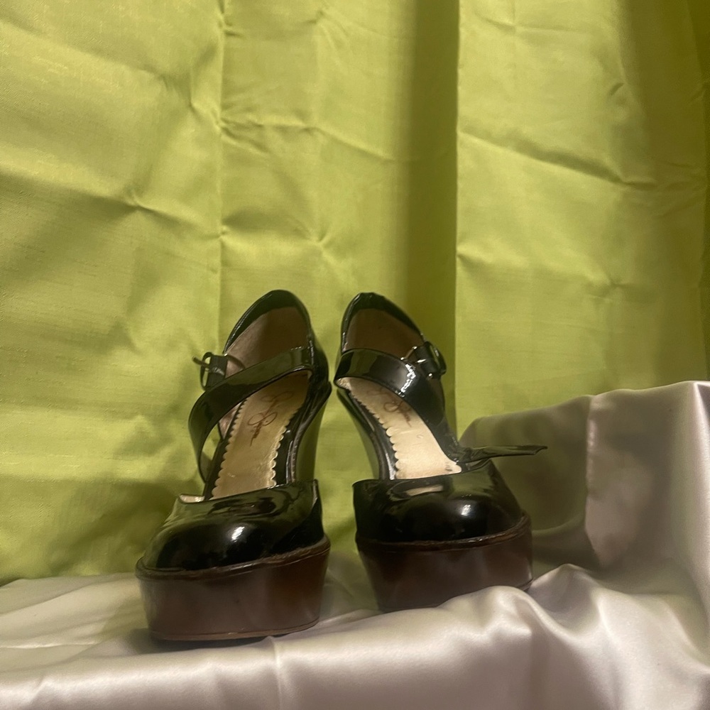 Patent leather black shoe